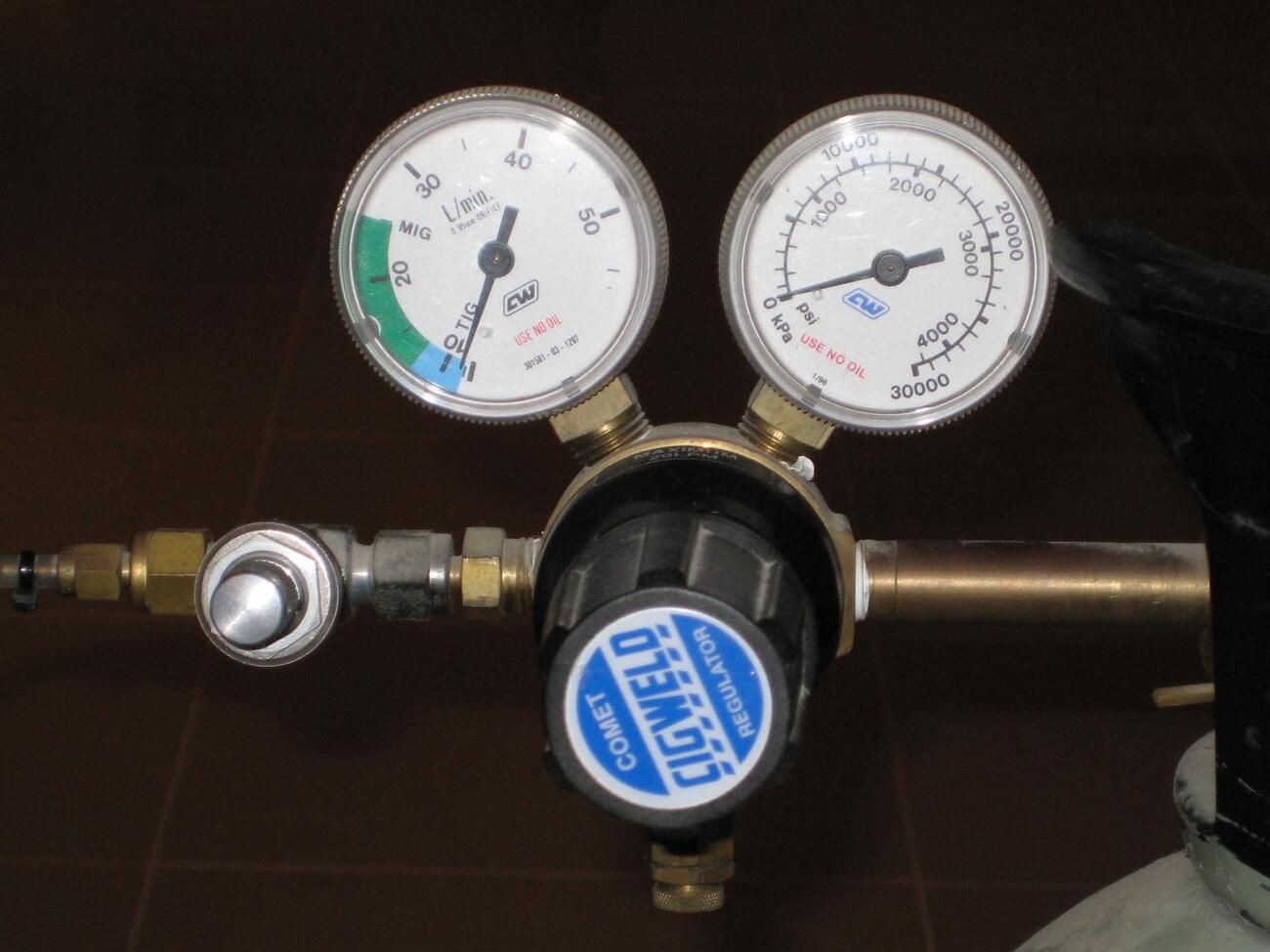 CO2 regulator and metering valve.jpg